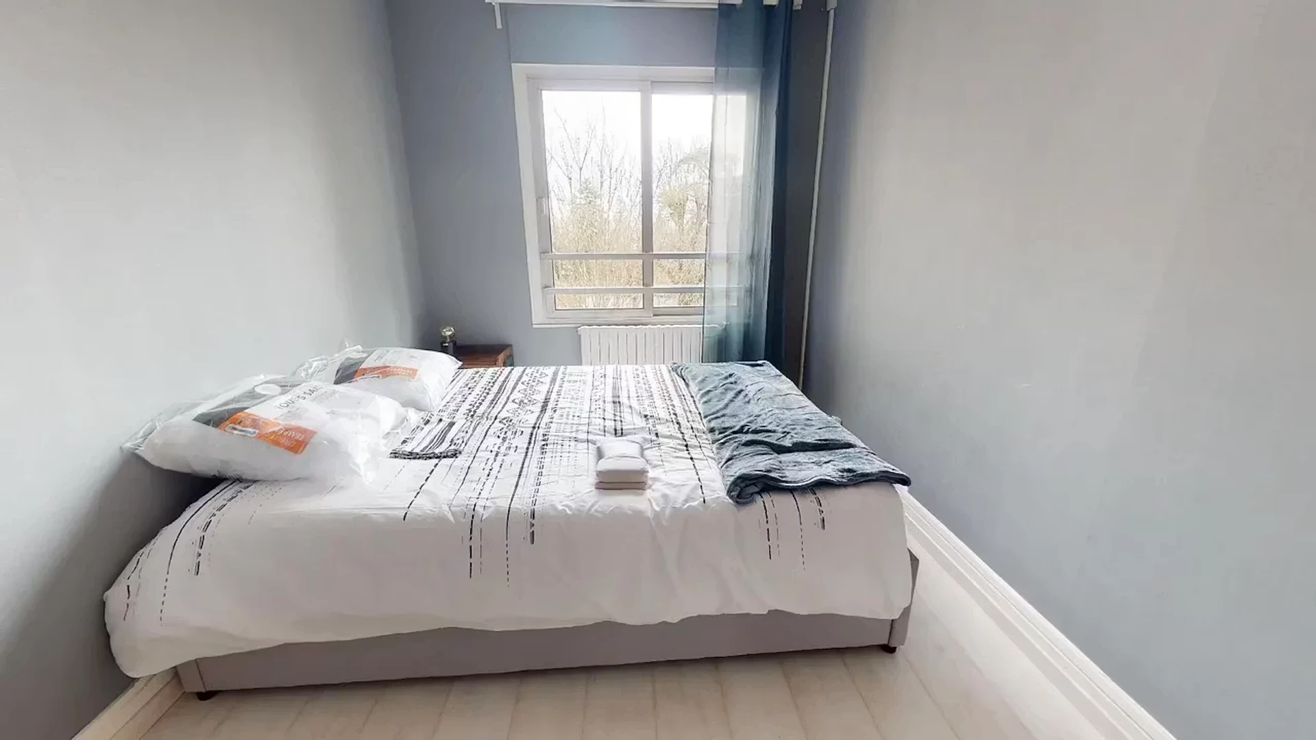 Habitación estudiantil amplia y cómoda en 