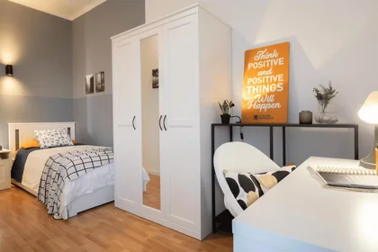 Chambre à louer avec lit double {area}