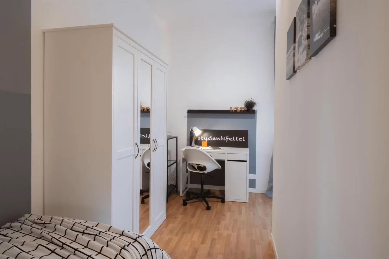 Chambre abordable pour les étudiants avec un bon éclairage dans