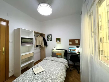 Quarto iluminado em Madrid