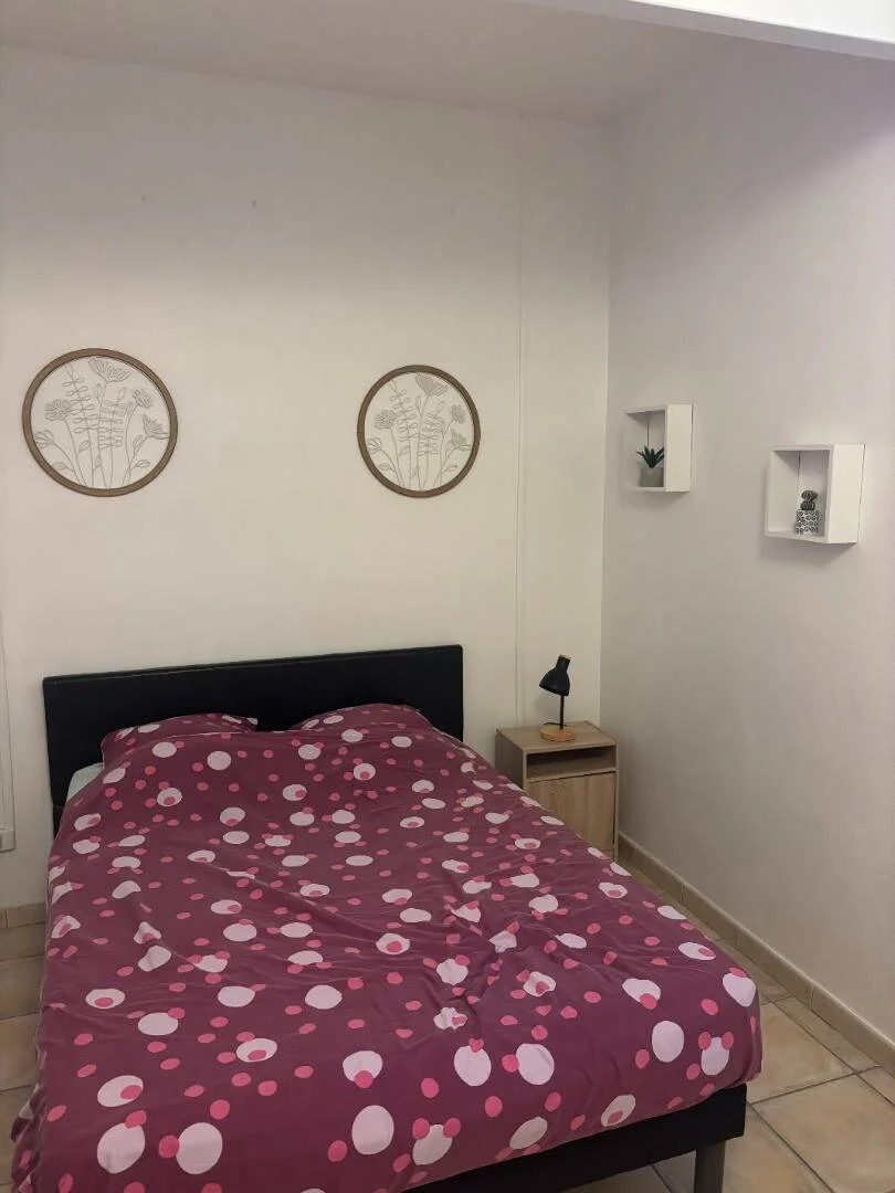 Chambre abordable pour les étudiants avec un bon éclairage dans 
