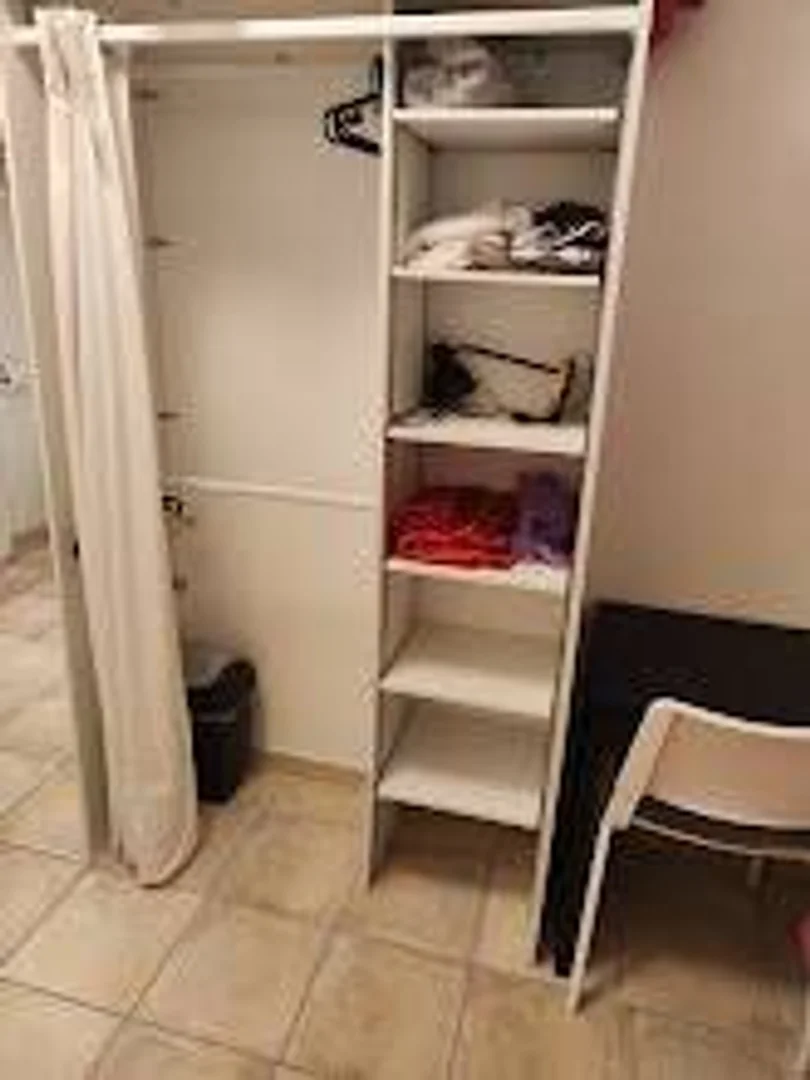 Chambre conviviale pour les étudiants dans  avec des équipements modernes