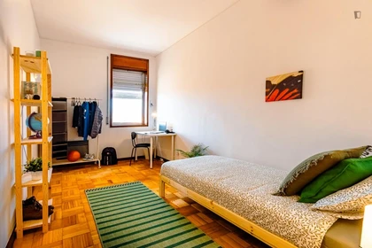 Cheap private room in Porto