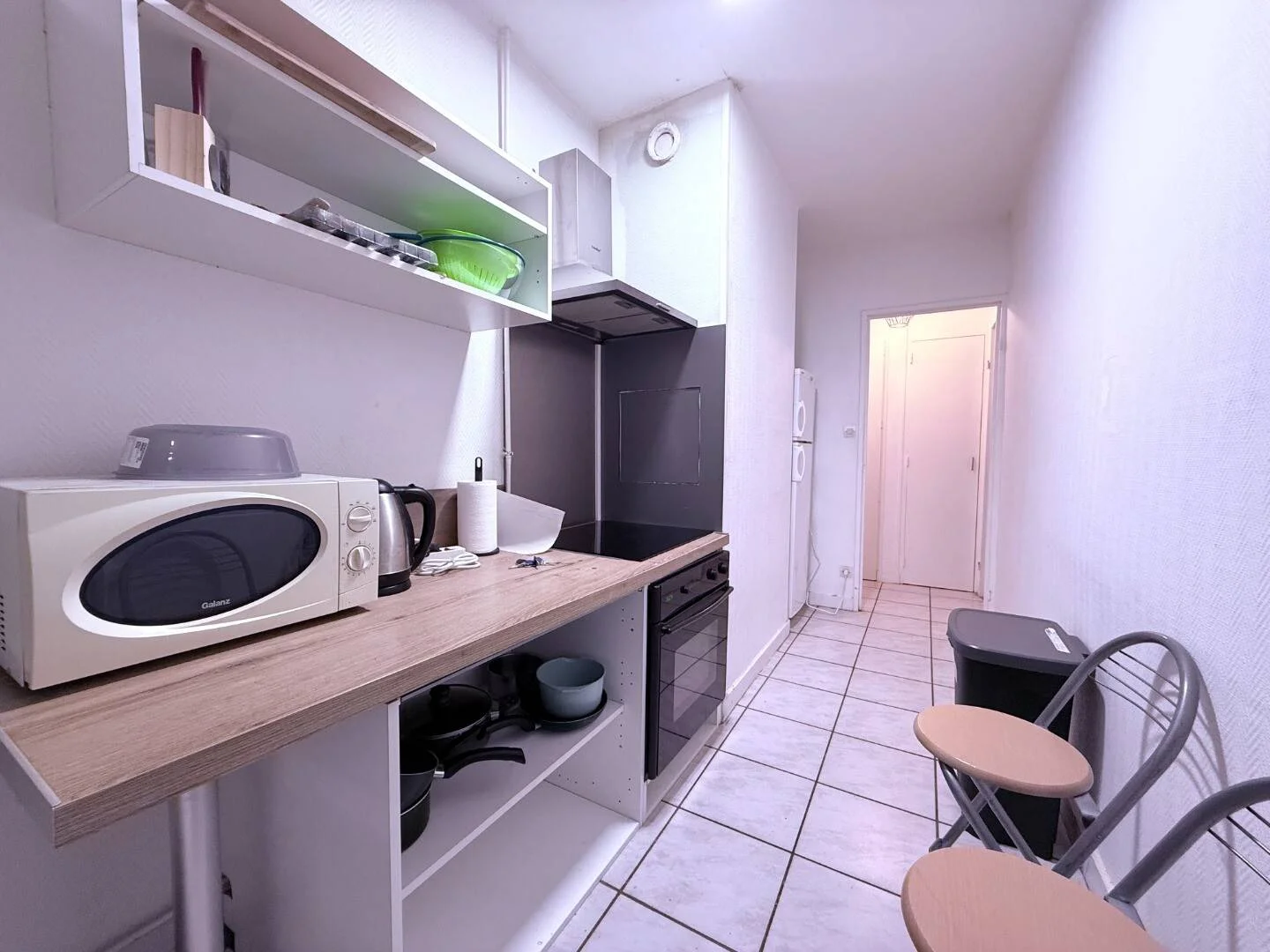 Quarto de estudante luminoso e arejado com acesso fácil à universidade em 