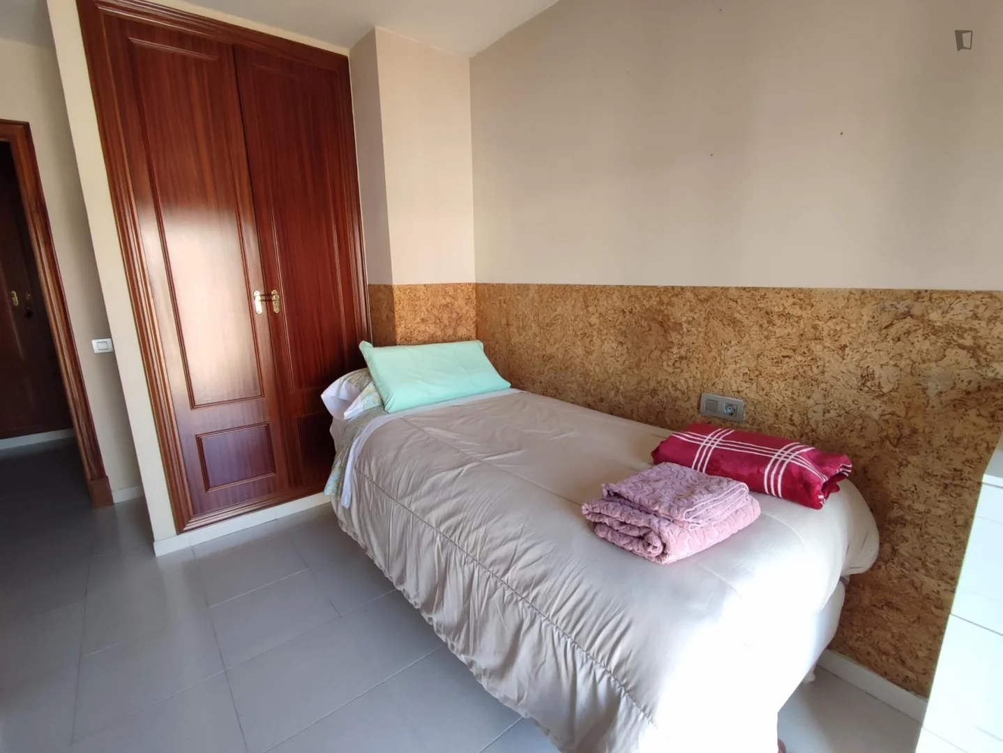 Bright and airy student room with easy university access in 