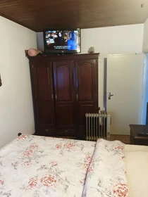 Quarto para alugar com cama de casal em Leiria