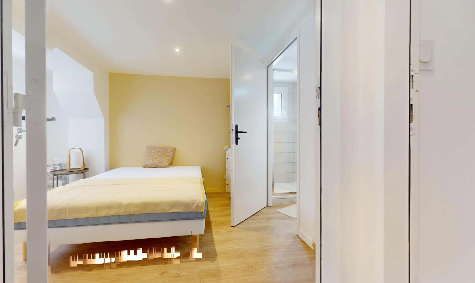 Habitación estudiantil luminosa y aireada con fácil acceso a la universidad en 