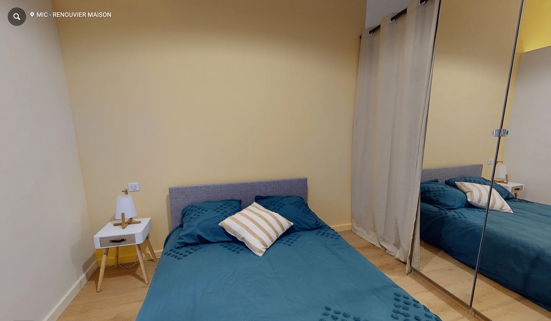 'da öğrenciler için yeterli aydınlatmaya sahip uygun fiyatlı oda