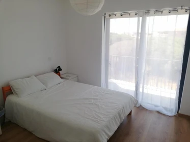 Quarto para alugar com cama de casal em Faro