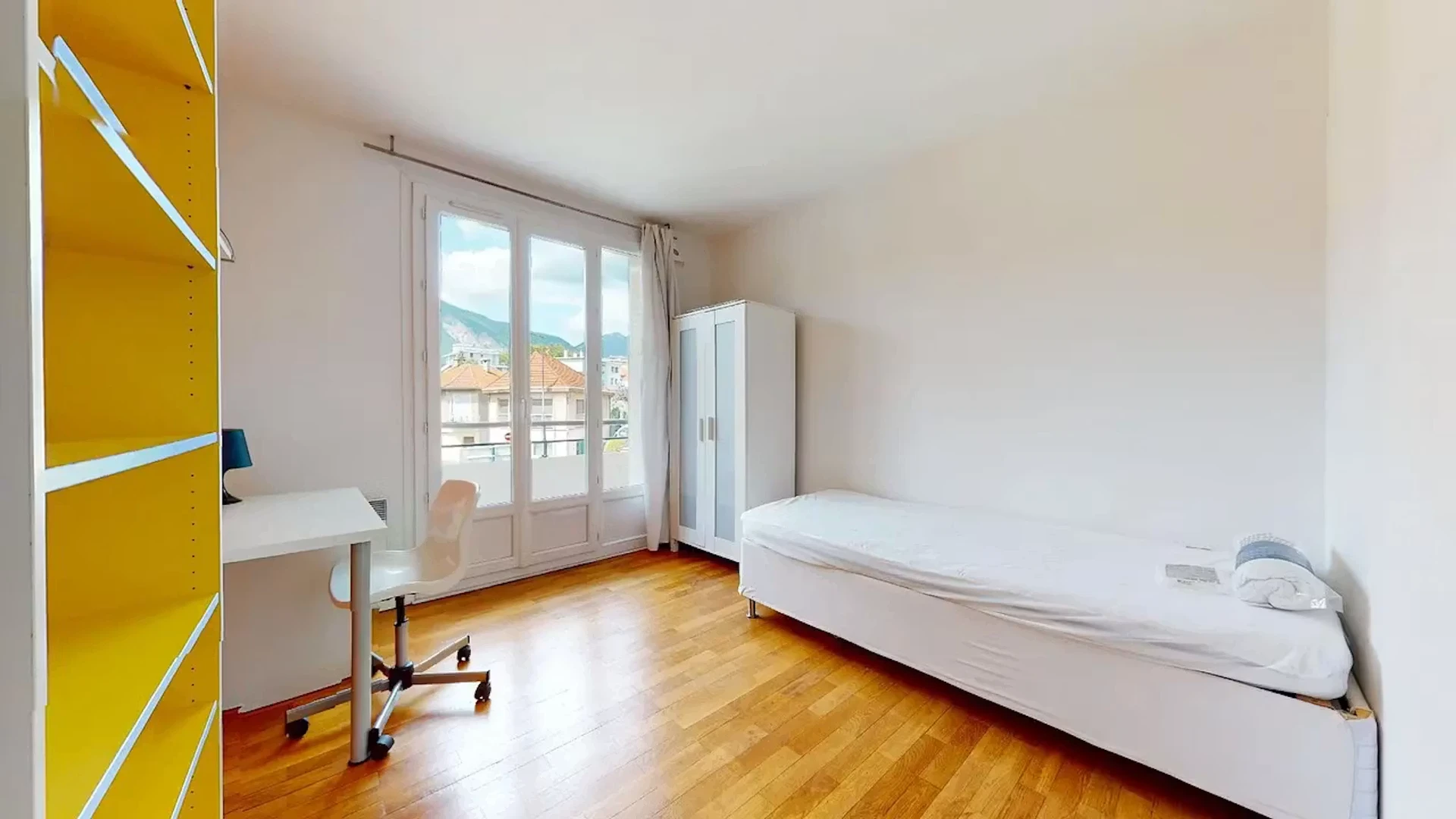 Chambre d'étudiant à  avec espace d'étude et installations communes