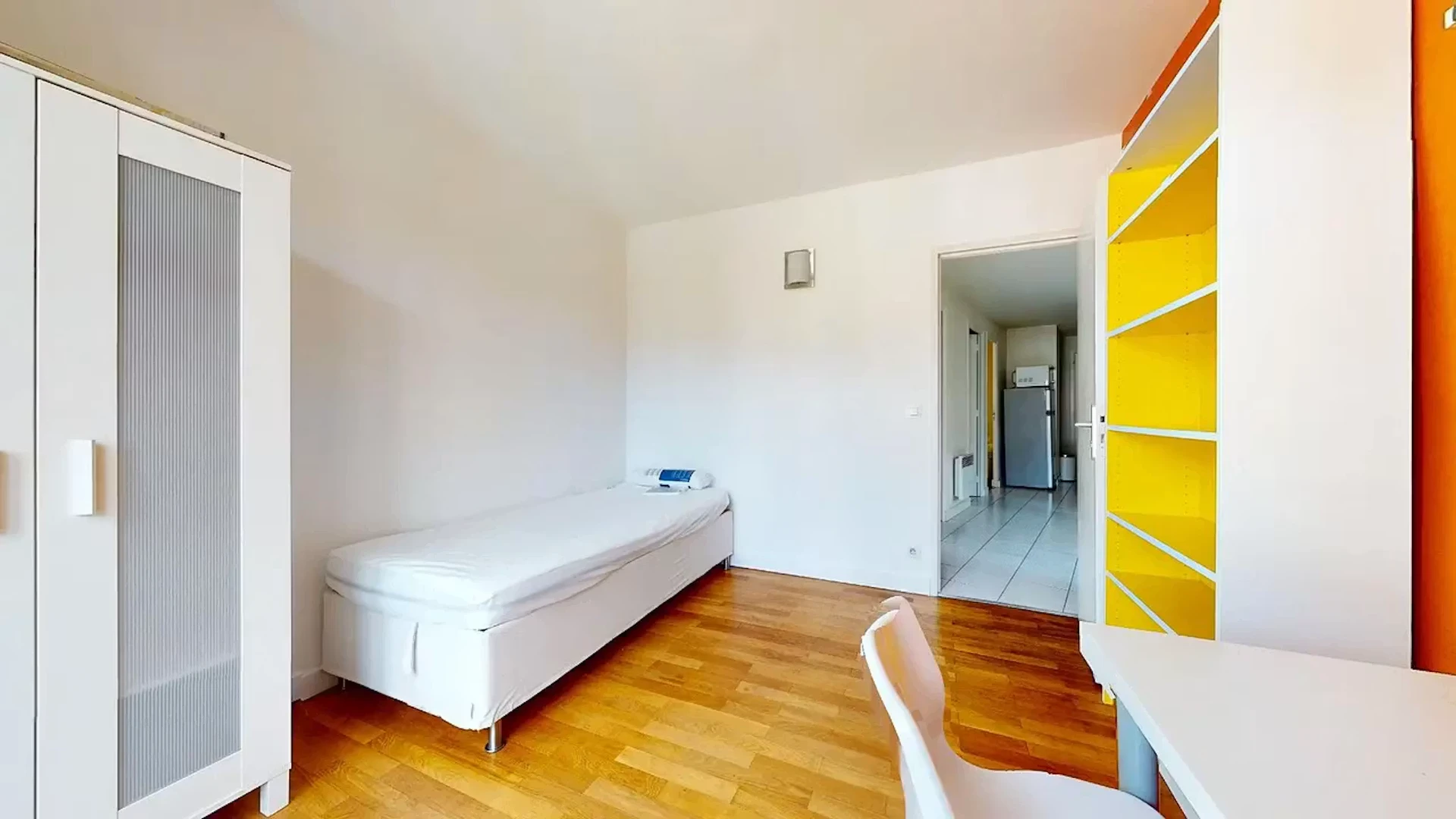 Chambre abordable pour les étudiants avec un bon éclairage dans 