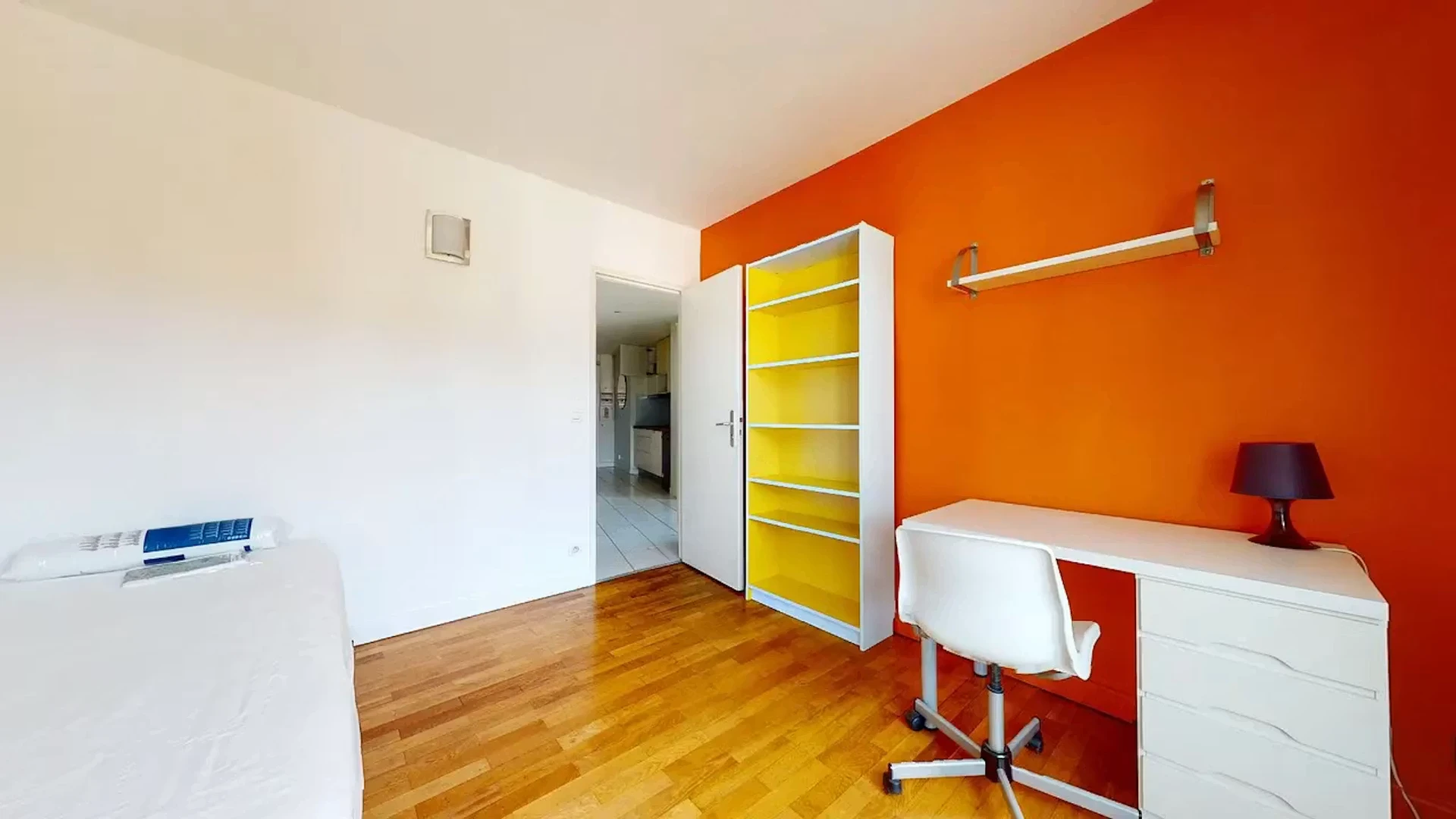 Chambre d'étudiant à  avec espace d'étude et installations communes