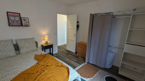 Privatzimmer im Wohnheim in der 4 Rue Emile Agier, bild 1 von 2