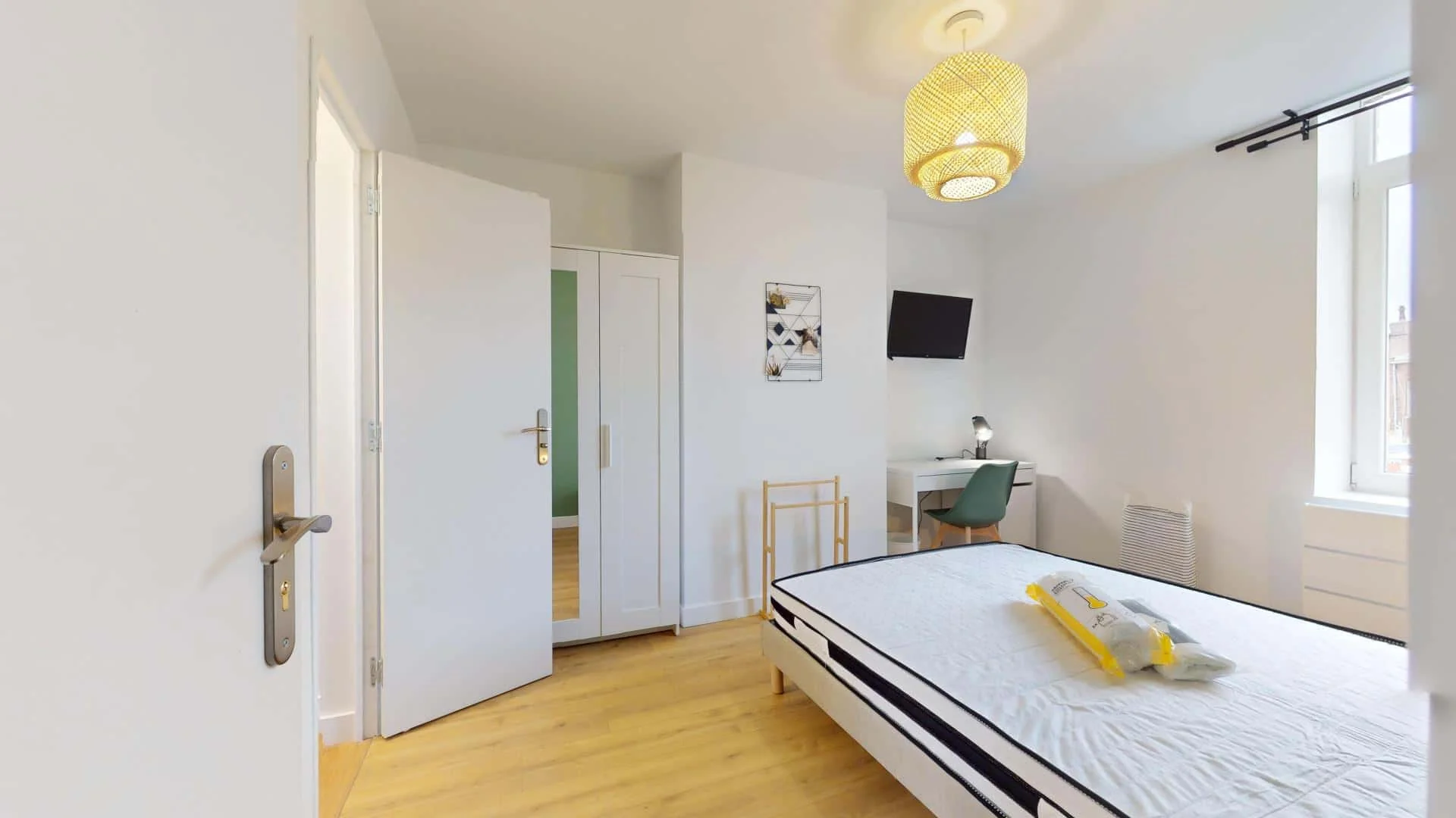 Student-friendly room in  with modern amenities