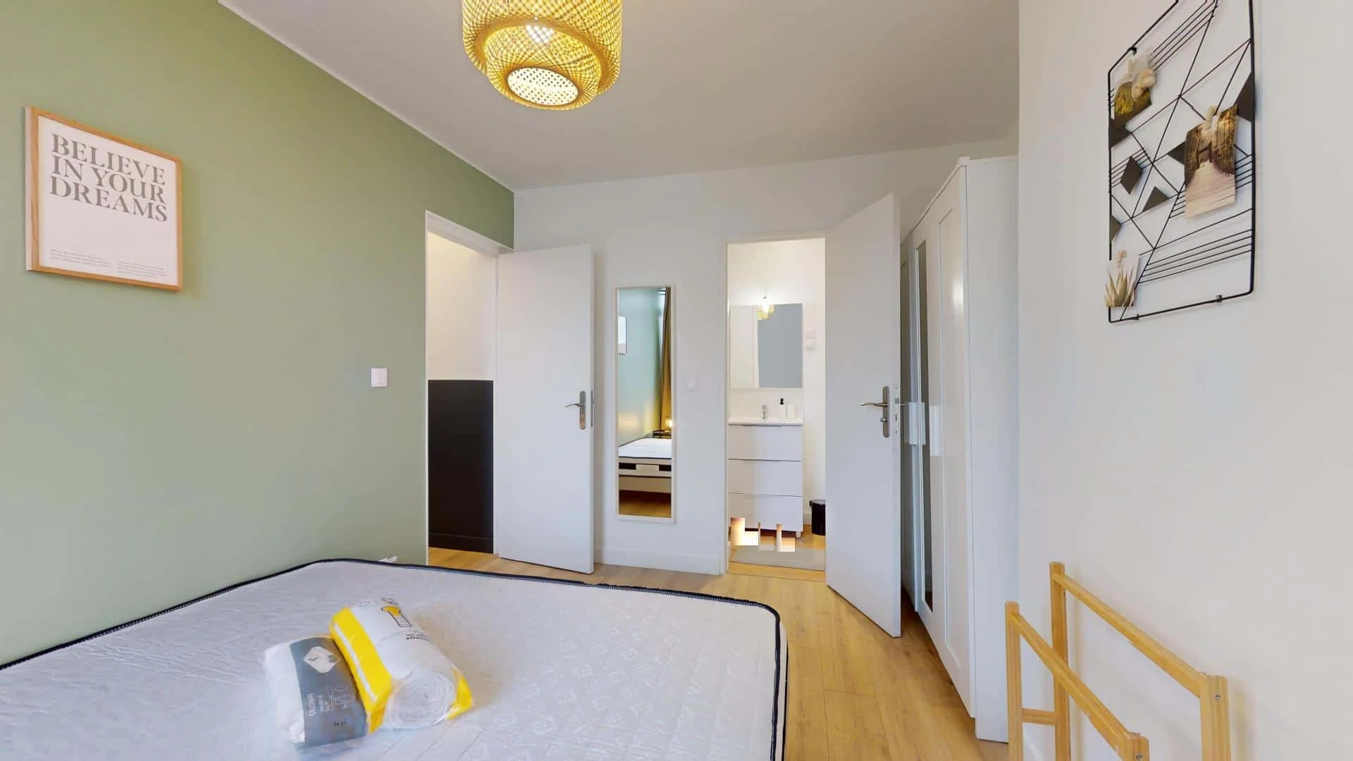 Room for rent in student apartment in , fully furnished