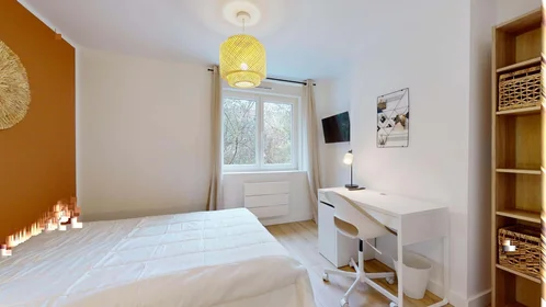 Private room at Cr Mathurin, 59000 Lille, France, image 1 of 10
