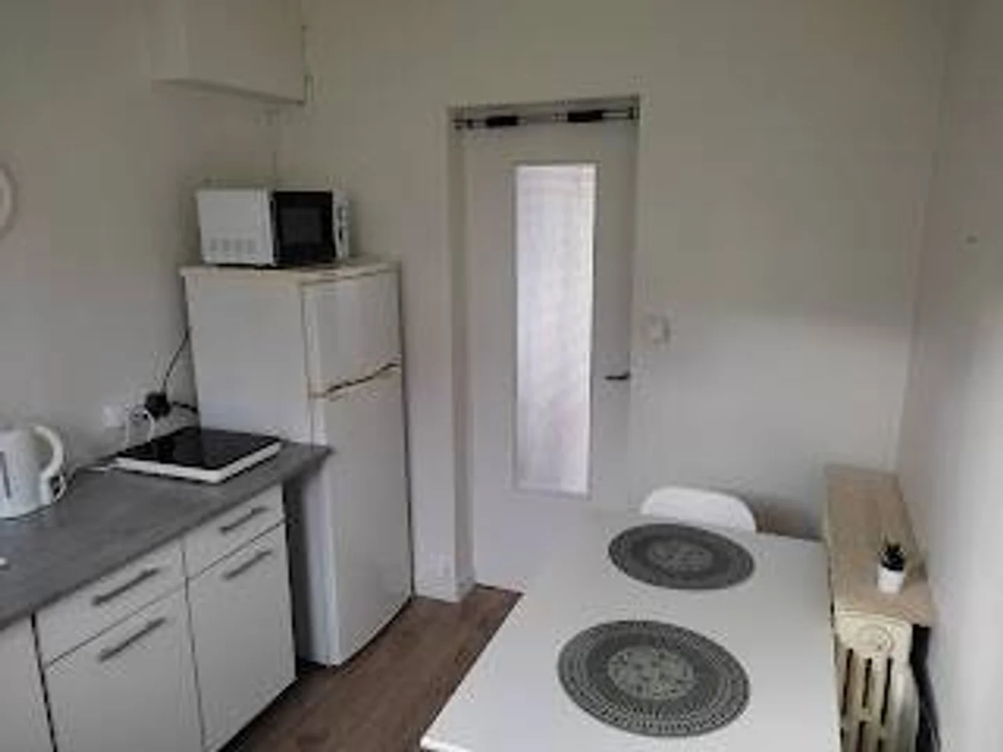 'de modern olanaklara sahip öğrenci dostu oda