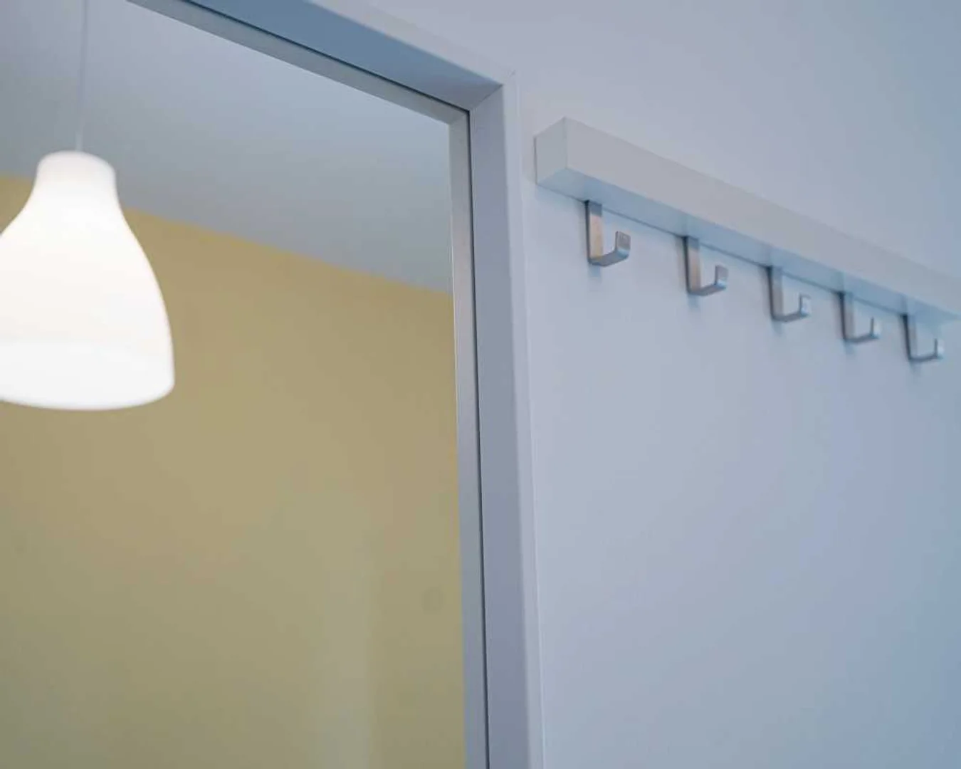 Habitación estudiantil luminosa y aireada con fácil acceso a la universidad en