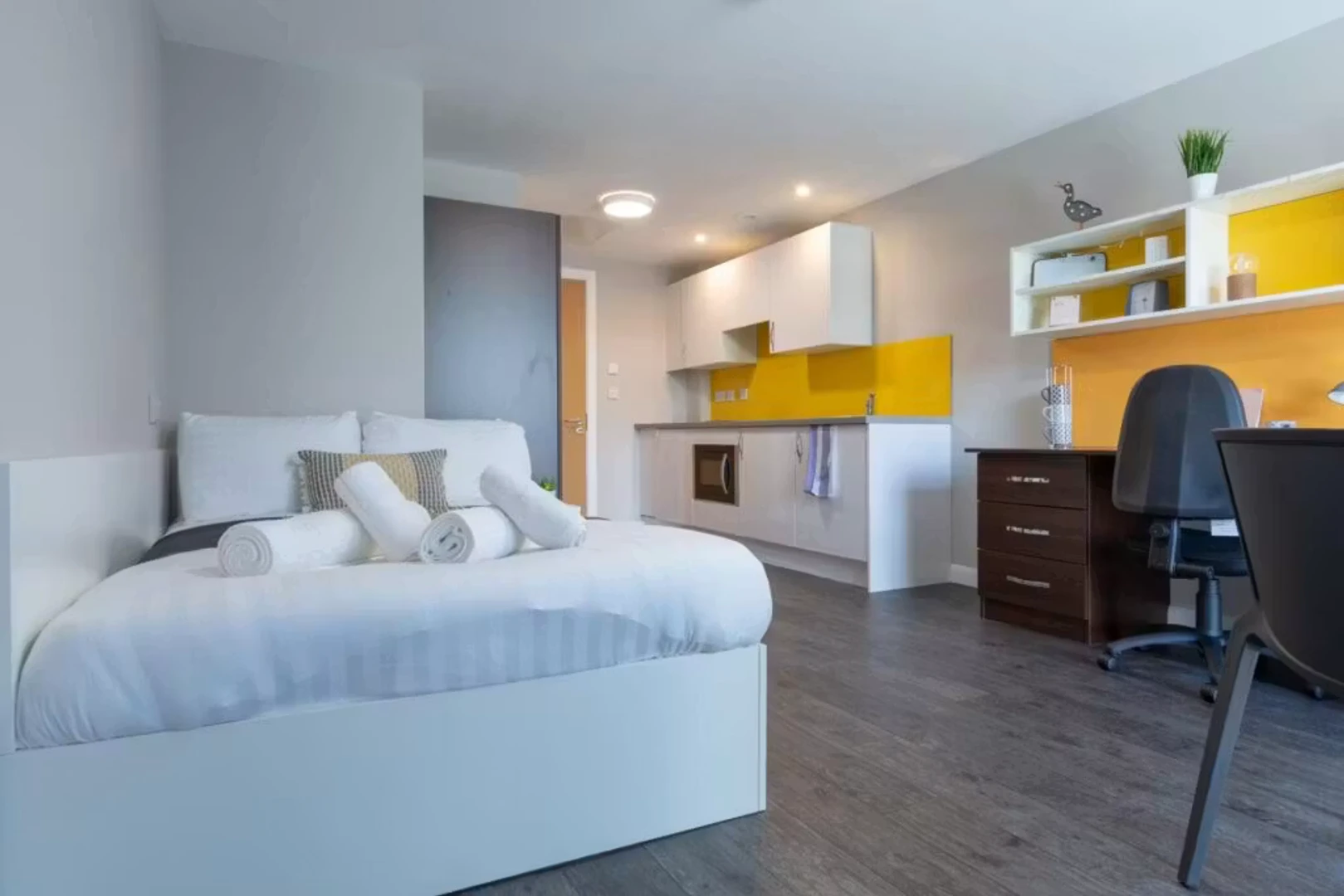 Quarto acessível para estudantes com iluminação ampla em 