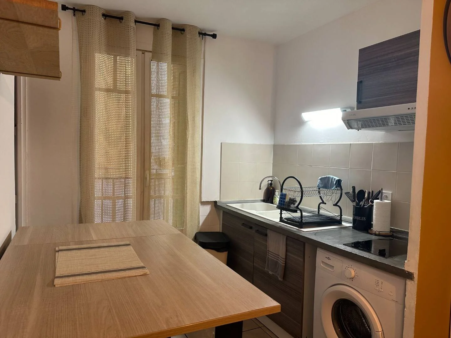 Quarto acessível para estudantes com iluminação ampla em 