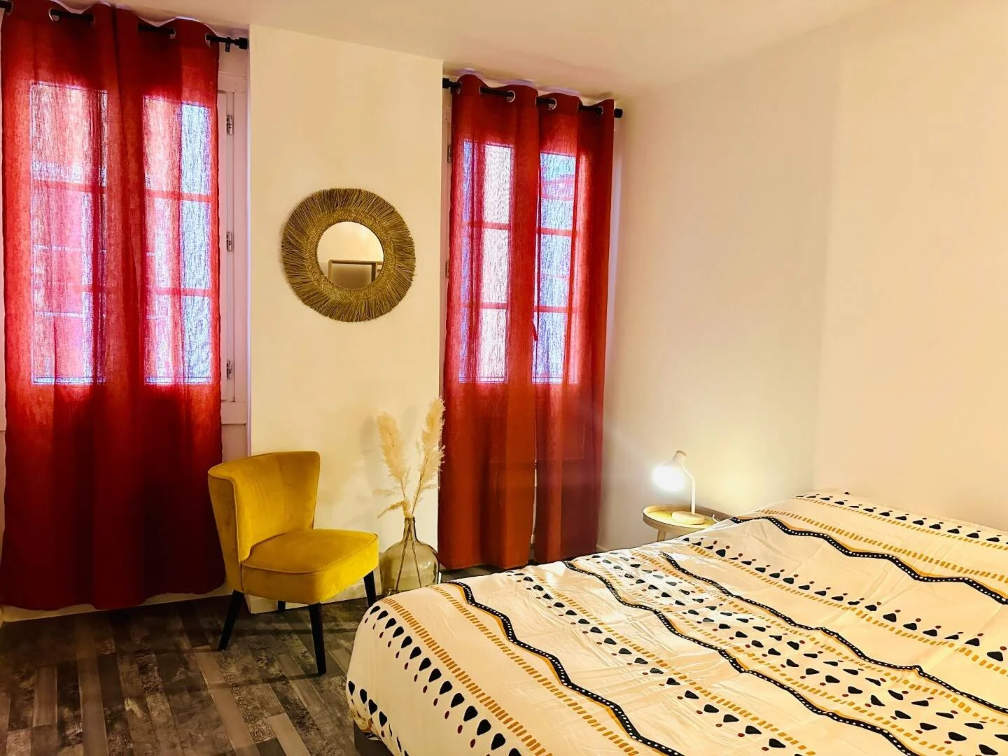 Quarto acessível para estudantes com iluminação ampla em 