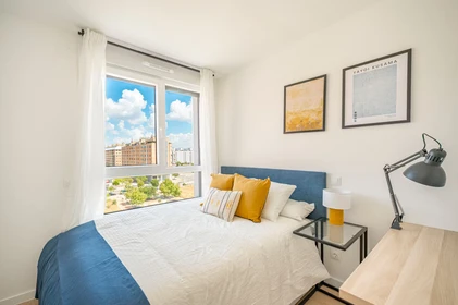 Quarto para alugar com cama de casal em Madrid