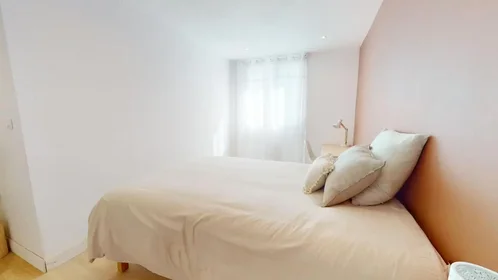 Quarto privado em Rue Lavoisier, Crêt de Roc, imagem 4 de 10