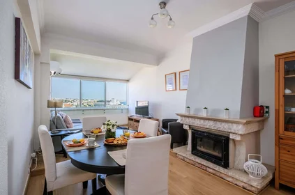 Dairenin tamamı konumu Av. Faial 6, 2765-411 Estoril, Portugal, 1 10 görüntüsü
