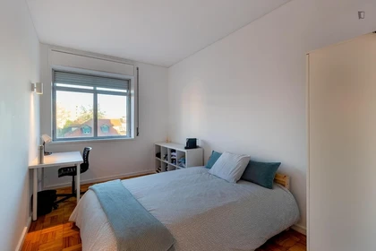 Room for rent in a shared flat in Porto