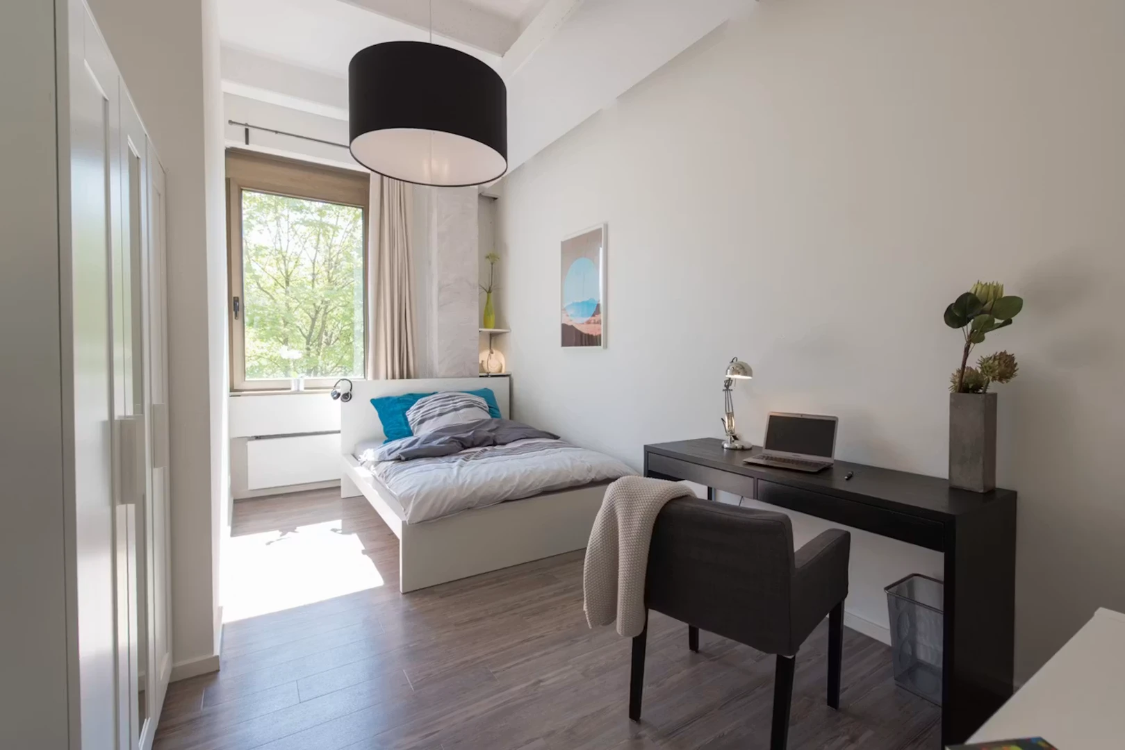 Quarto de estudante em com área de estudo e instalações partilhadas