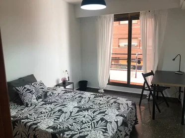 Quarto barato em {area}