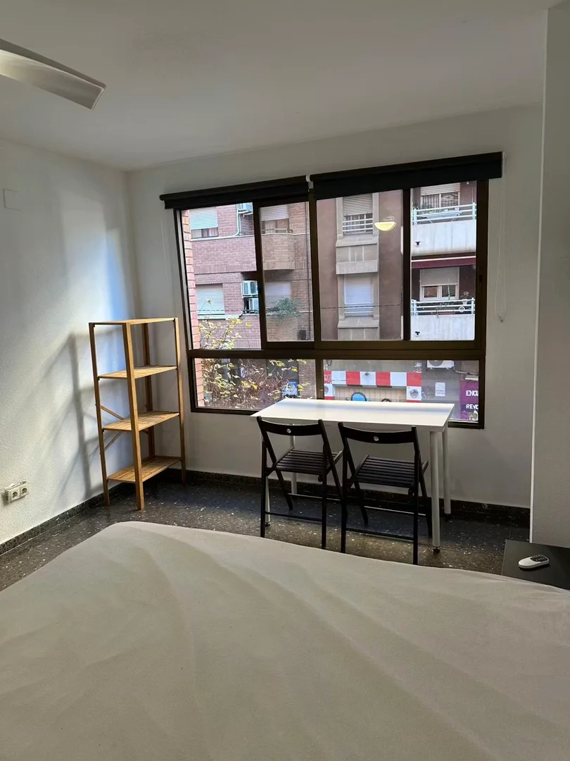 Quarto de estudante económico perto do campus em 