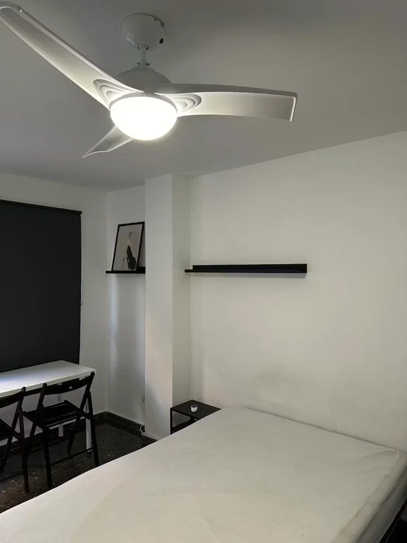 Quarto de estudante luminoso e arejado com acesso fácil à universidade em 