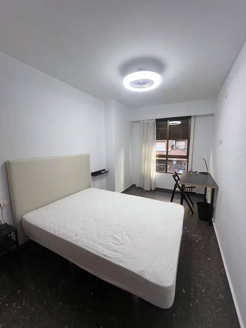 Quarto de estudante em com área de estudo e instalações partilhadas