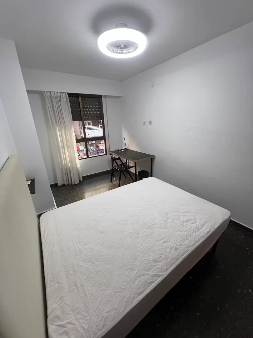 Quarto de estudante luminoso e arejado com acesso fácil à universidade em