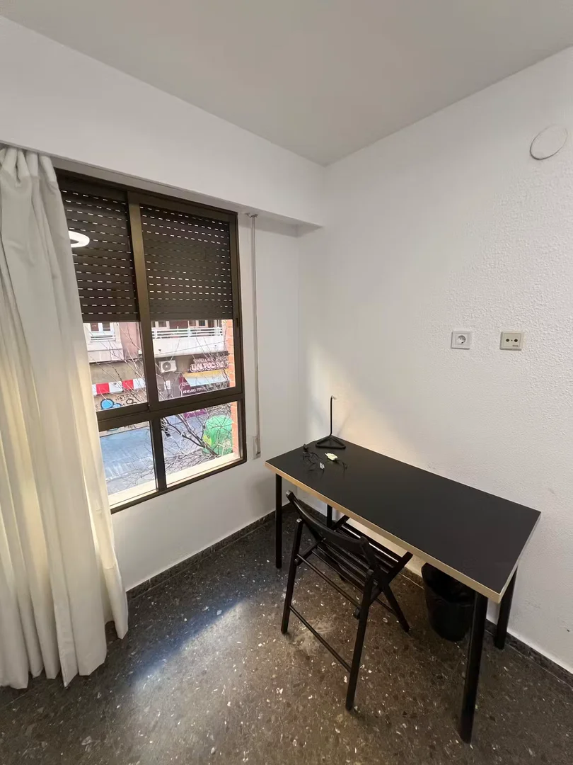 Quarto de estudante em com área de estudo e instalações partilhadas