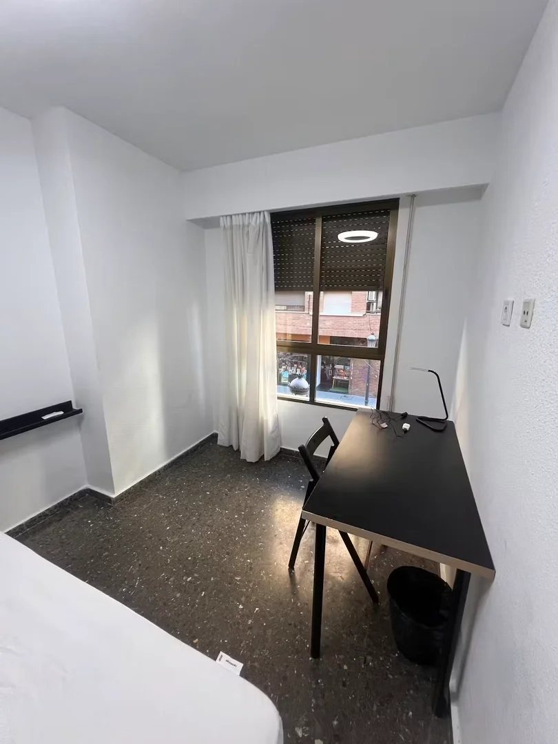 Quarto de estudante em com área de estudo e instalações partilhadas