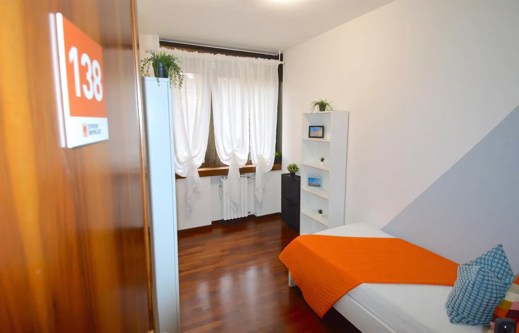 Habitación estudiantil amplia y cómoda en 