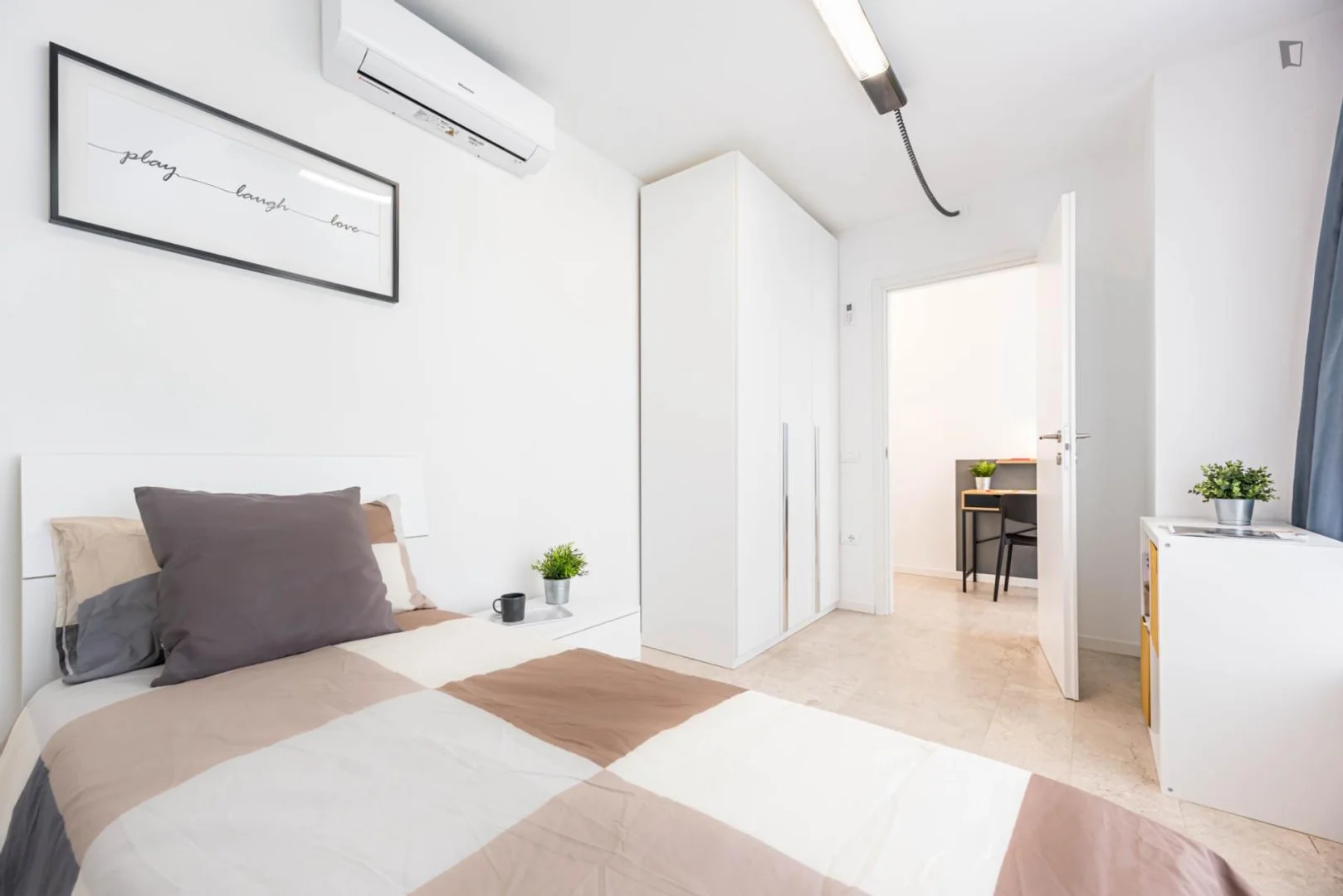 Quarto de estudante em  com área de estudo e instalações partilhadas