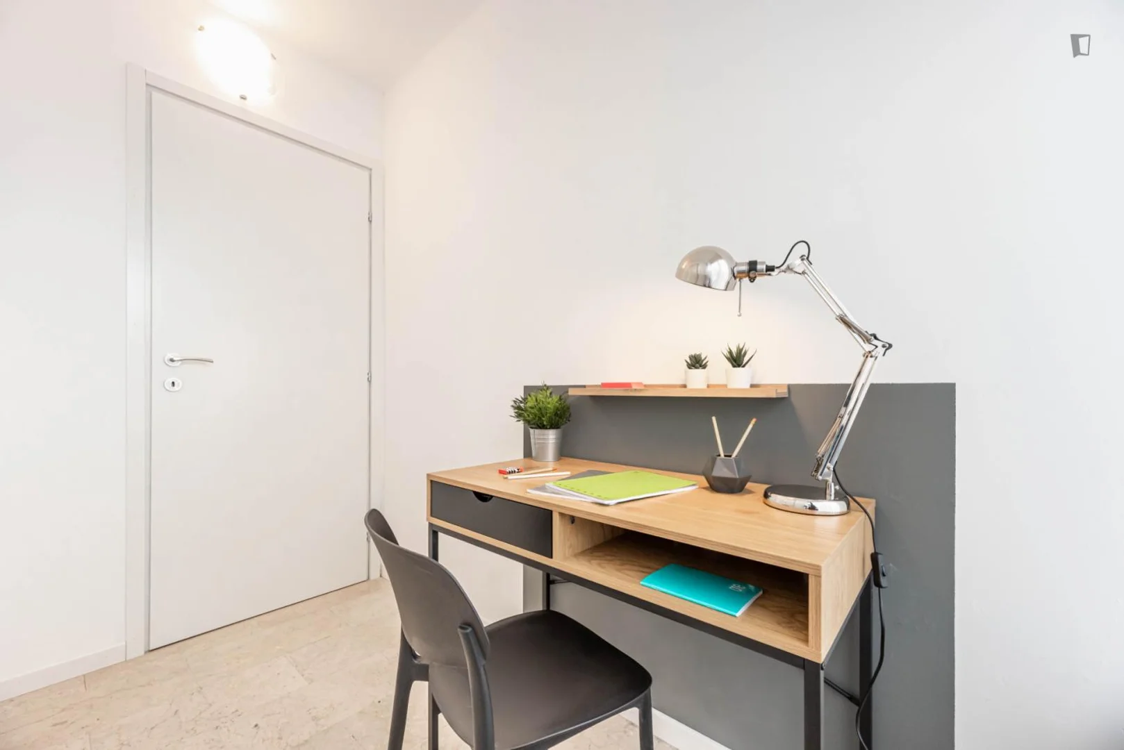 Quarto para alugar em apartamento de estudantes em , totalmente mobilado