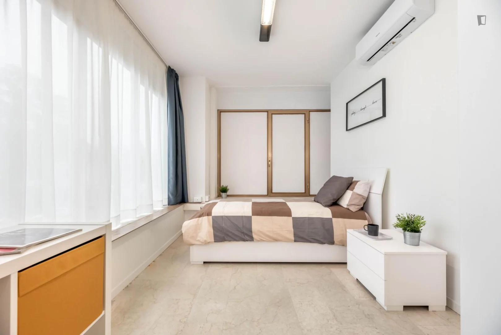 Quarto para alugar em apartamento de estudantes em , totalmente mobilado