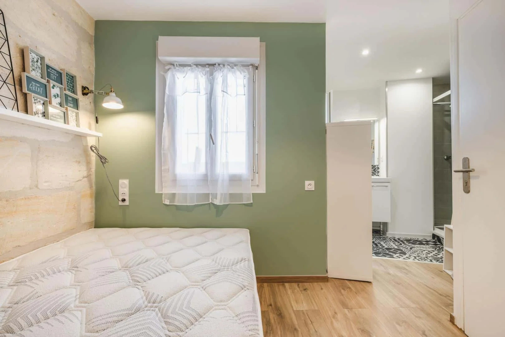 Habitación para estudiantes en con área de estudio y facilidades compartidas