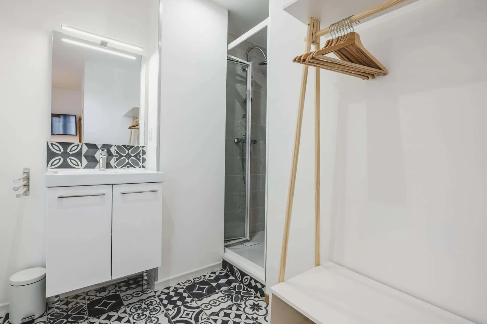 Habitación para estudiantes en con área de estudio y facilidades compartidas