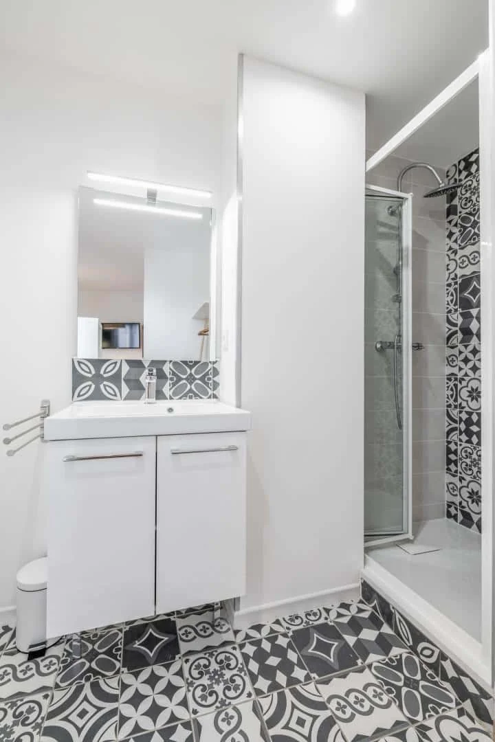 Habitación estudiantil funcional perfecta para estudiar en