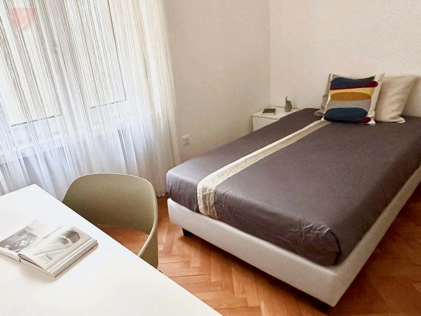 Habitación estudiantil amplia y cómoda en