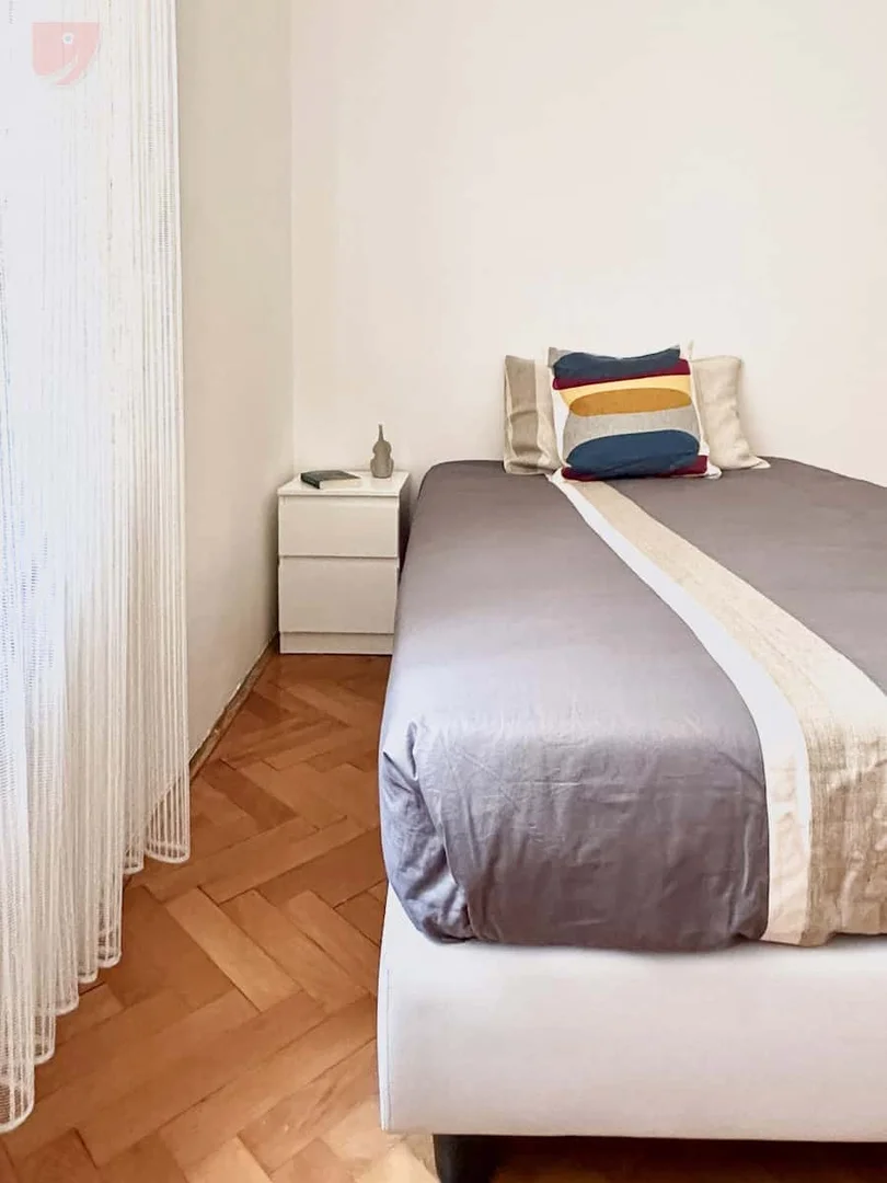 Habitación asequible para estudiantes con buena iluminación en