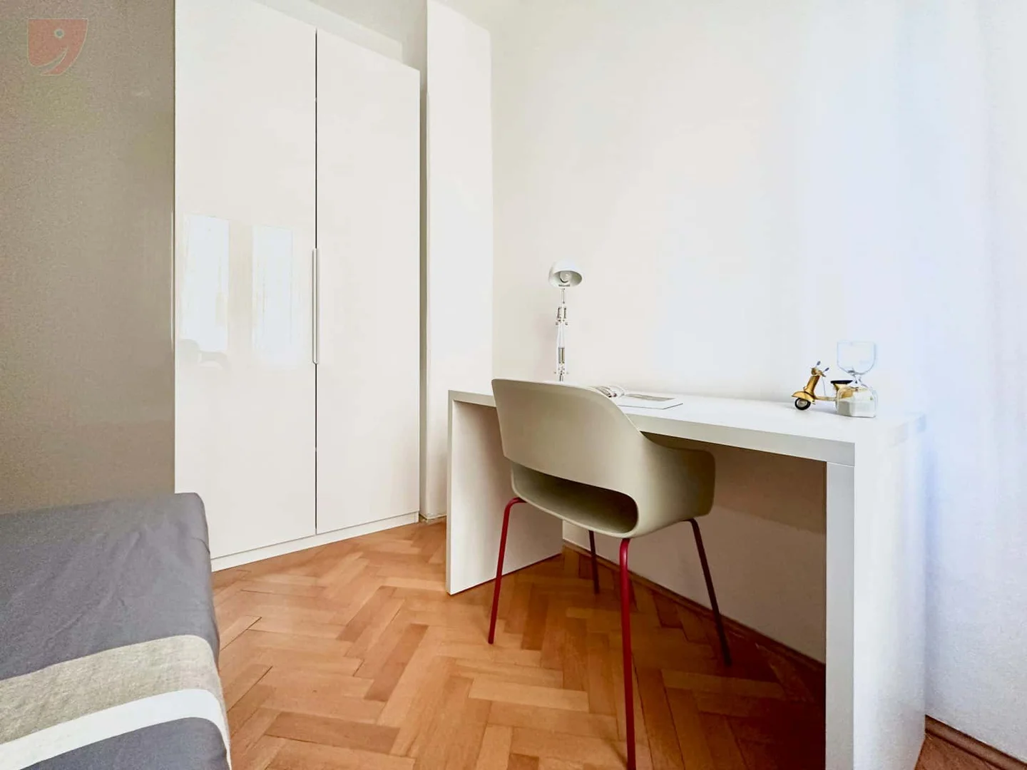 Habitación asequible para estudiantes con buena iluminación en