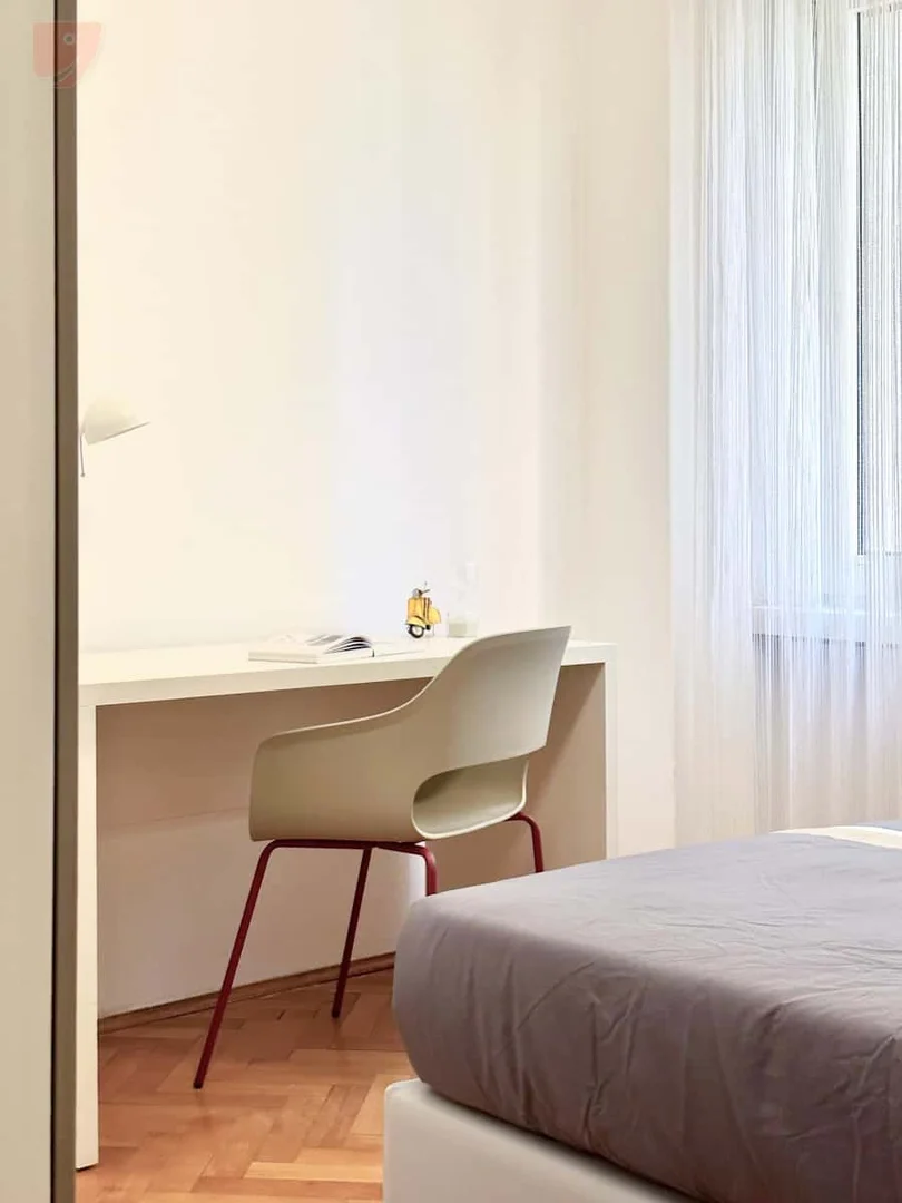 Habitación estudiantil funcional perfecta para estudiar en