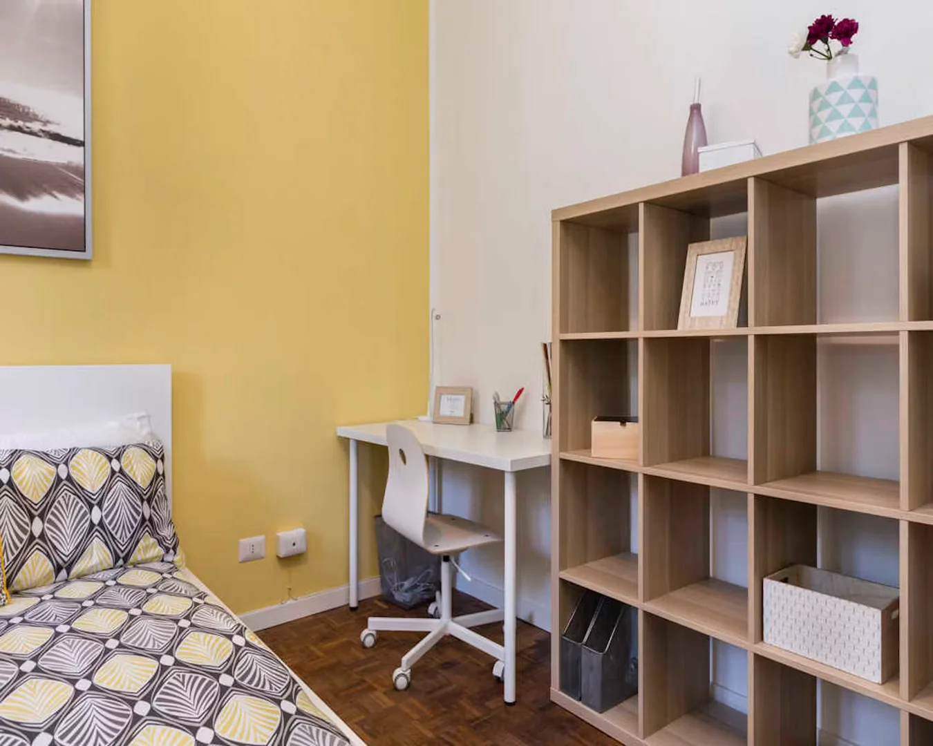 Quarto de estudante em com área de estudo e instalações partilhadas
