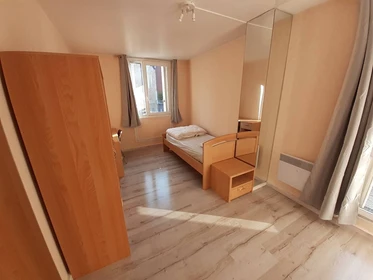 Chambre à louer avec lit double Évry